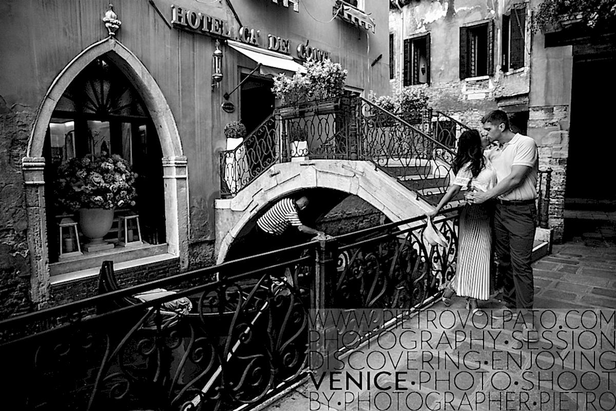 photographer venice couple photo shoot tour