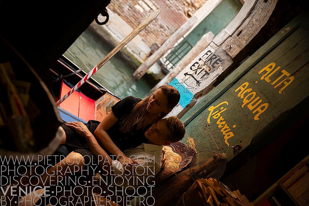 Couple Photoshoot in Venice by Photographer Pietro Volpato