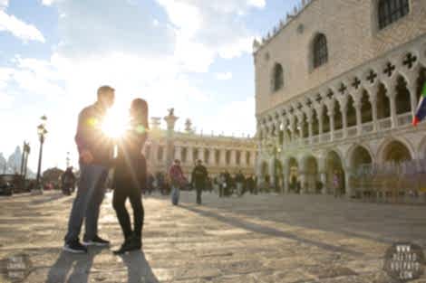 Photographer in Venice for Romantic Photo Walk