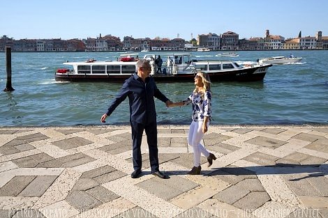 Venice Couple Photoshoot and Tour with Photographer