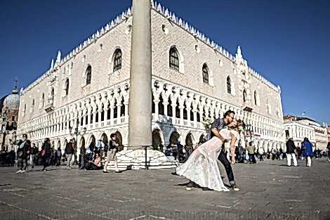 Romantic & Fun Photoshoot in Venice