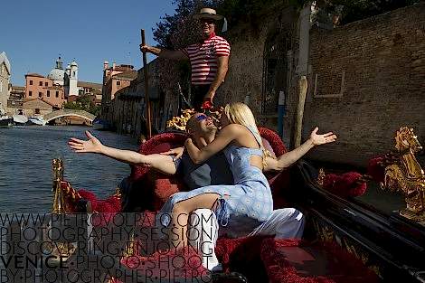 Venice Photographer for Honeymoon Photo Shoot